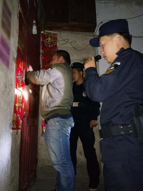 岩架镇粗心妈妈误将幼女锁家中 民警全城寻开锁师傅开门