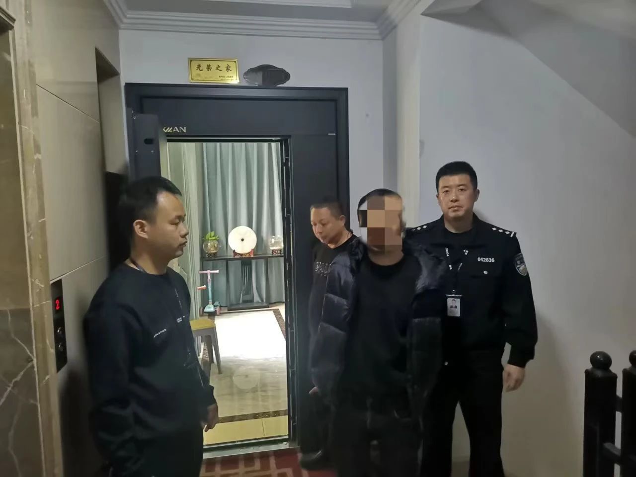 岩架镇全副伪装仍被识别！双龙公安成功抓获一名撬锁盗窃嫌疑人